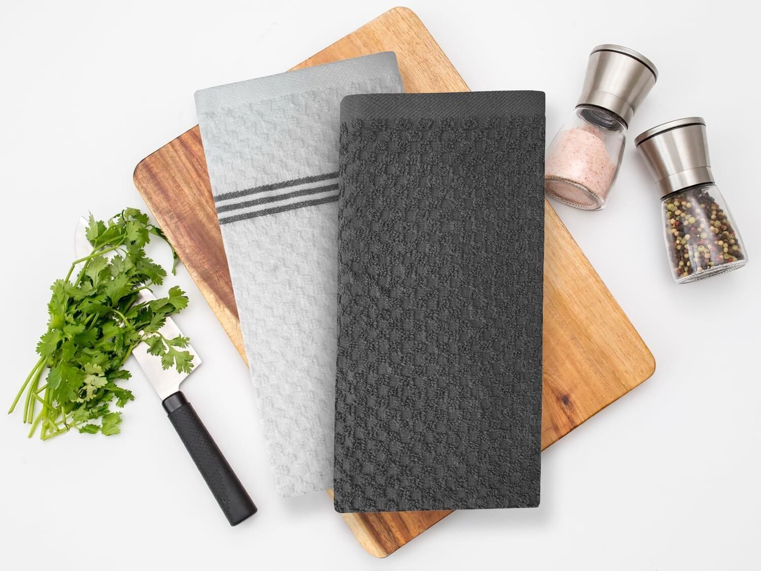 Cotton kitchen towel in checkered pattern with accessories